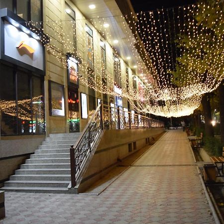 Yellow Apartment In The Center Of Bishkek Bagian luar foto