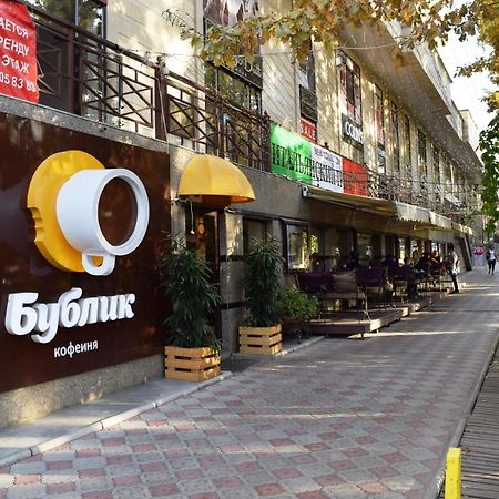 Yellow Apartment In The Center Of Bishkek Bagian luar foto