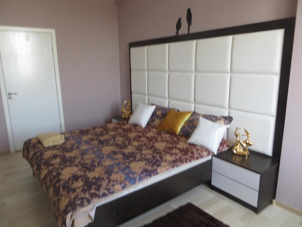Yellow Apartment In The Center Of Bishkek Bagian luar foto