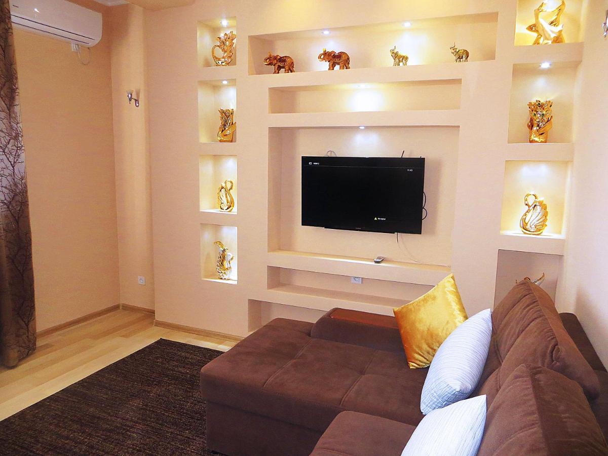Yellow Apartment In The Center Of Bishkek Bagian luar foto