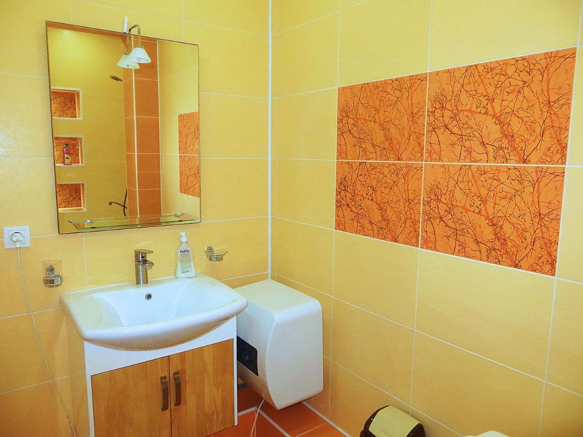 Yellow Apartment In The Center Of Bishkek Bagian luar foto
