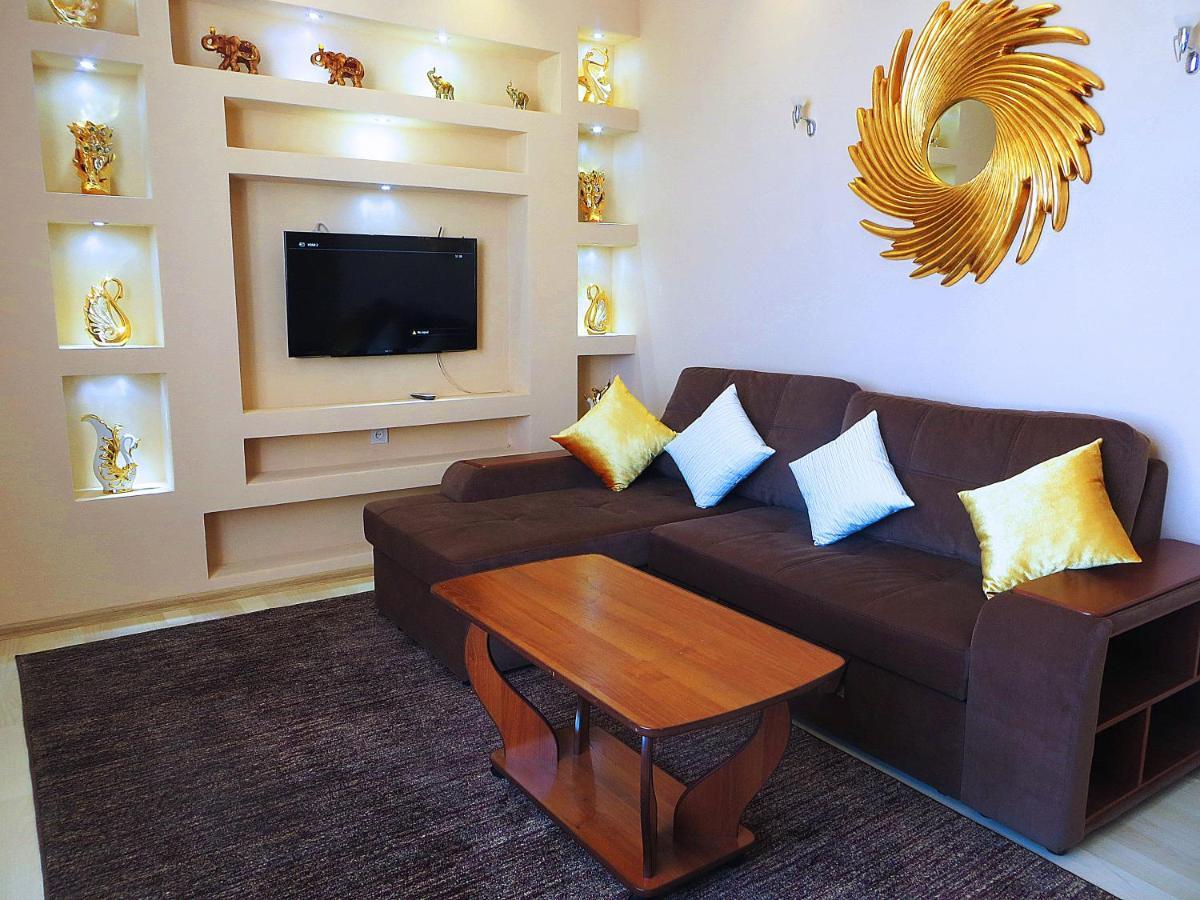 Yellow Apartment In The Center Of Bishkek Bagian luar foto