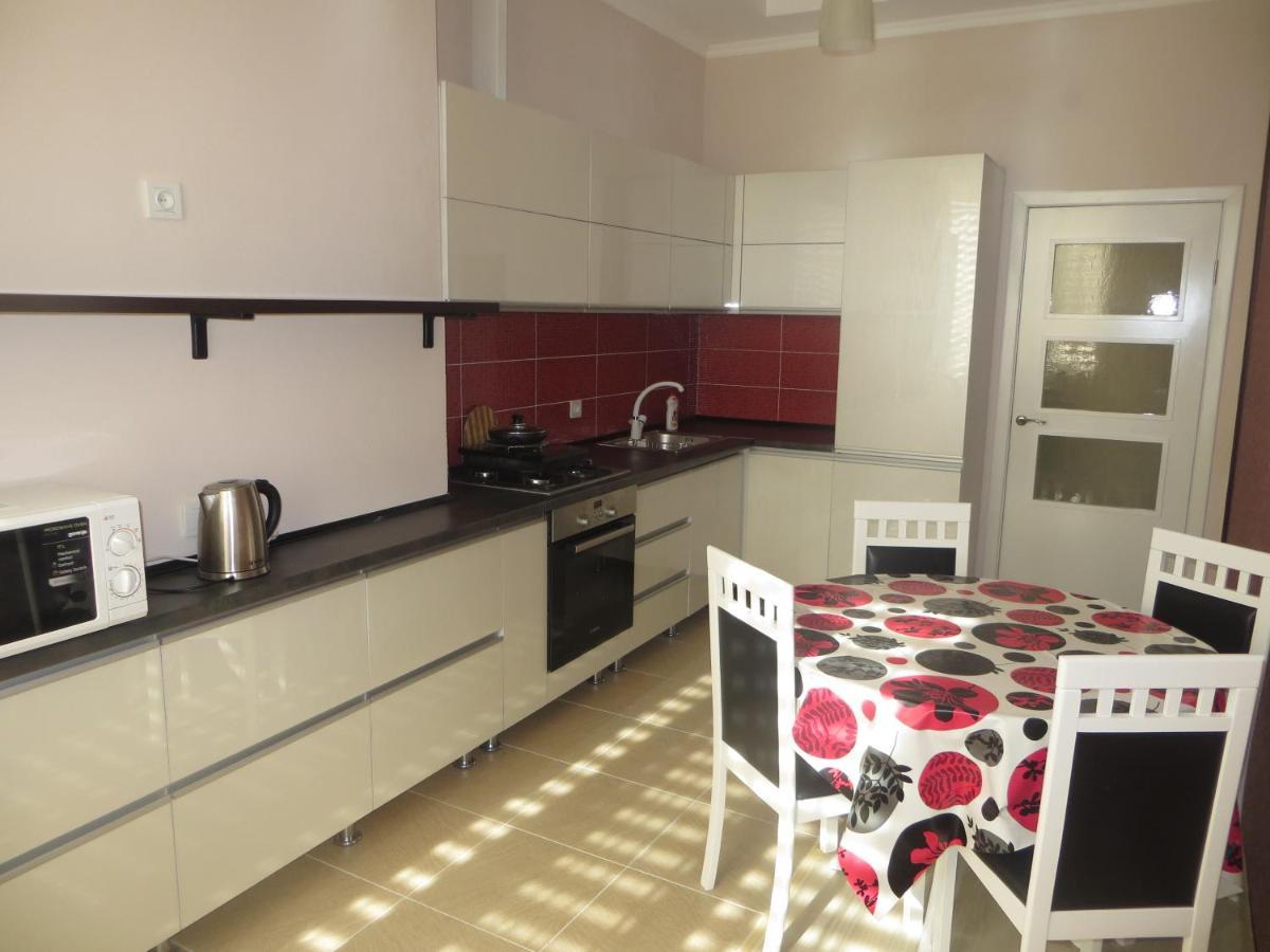 Yellow Apartment In The Center Of Bishkek Bagian luar foto